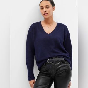 Gap Women's Relaxed Fit Lightweight V-Neck Sweater